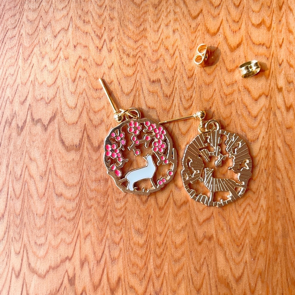 猫と梅のピアス・イヤリング【金属アレルギー対応】