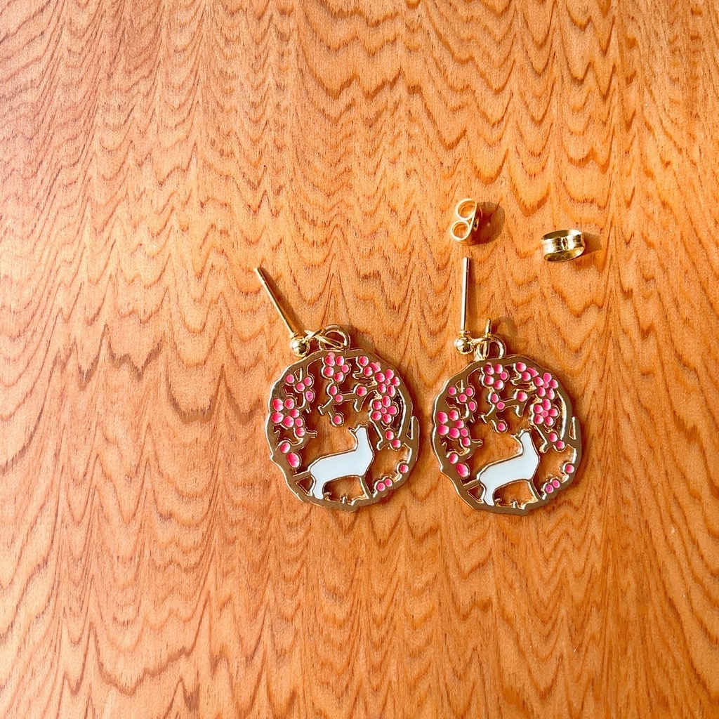 猫と梅のピアス・イヤリング【金属アレルギー対応】