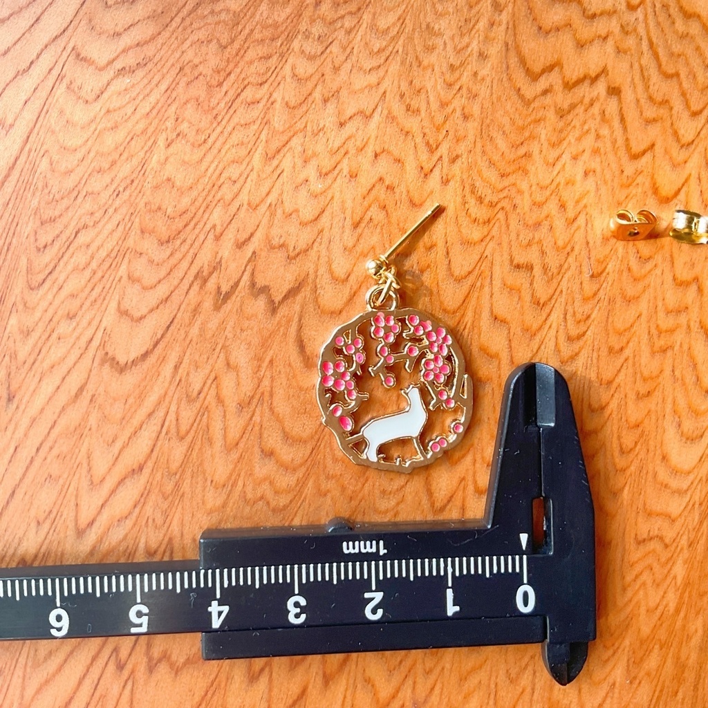 猫と梅のピアス・イヤリング【金属アレルギー対応】