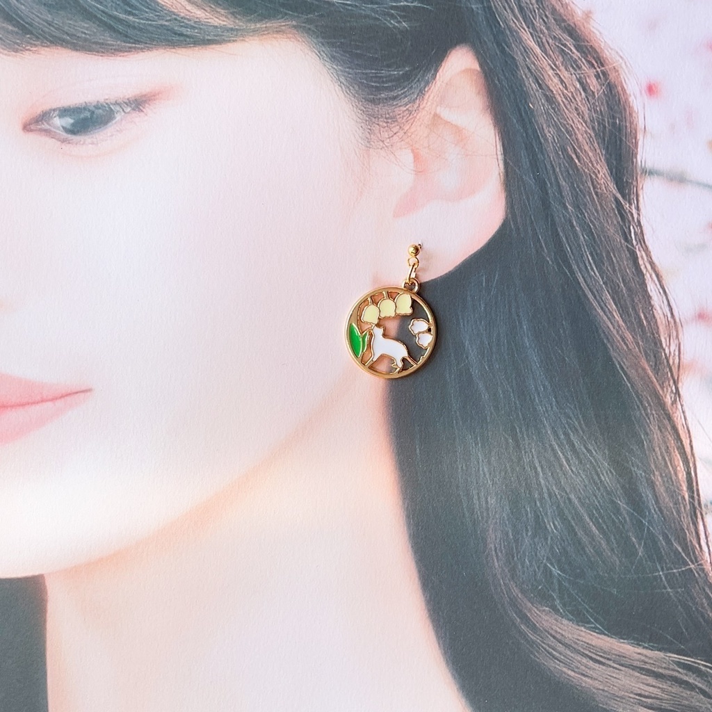 猫と鈴蘭のピアス・イヤリング【金属アレルギー対応】
