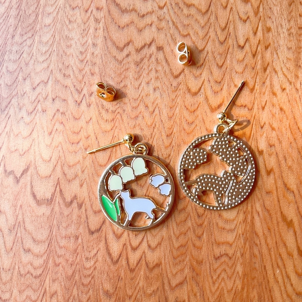 猫と鈴蘭のピアス・イヤリング【金属アレルギー対応】