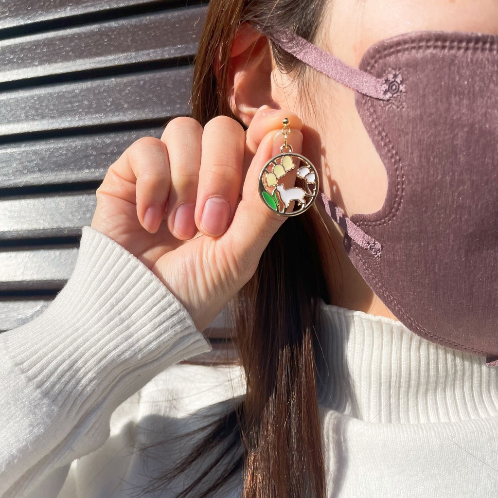 猫と鈴蘭のピアス・イヤリング【金属アレルギー対応】