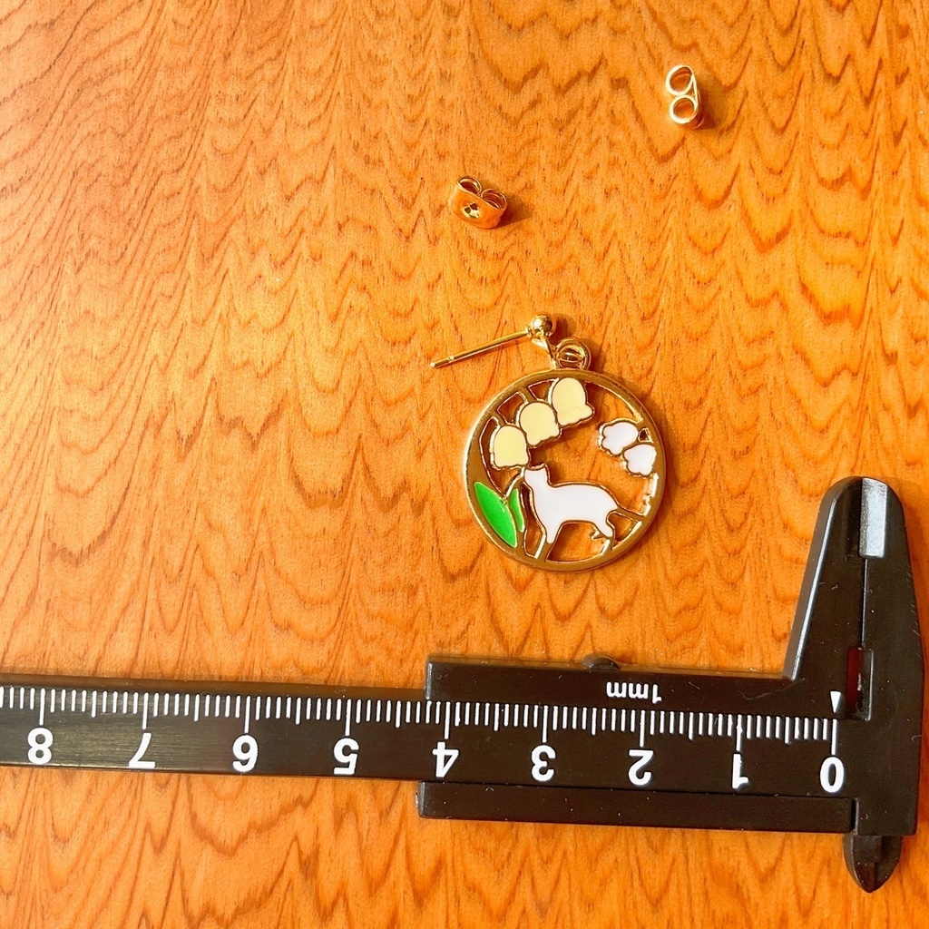 猫と鈴蘭のピアス・イヤリング【金属アレルギー対応】