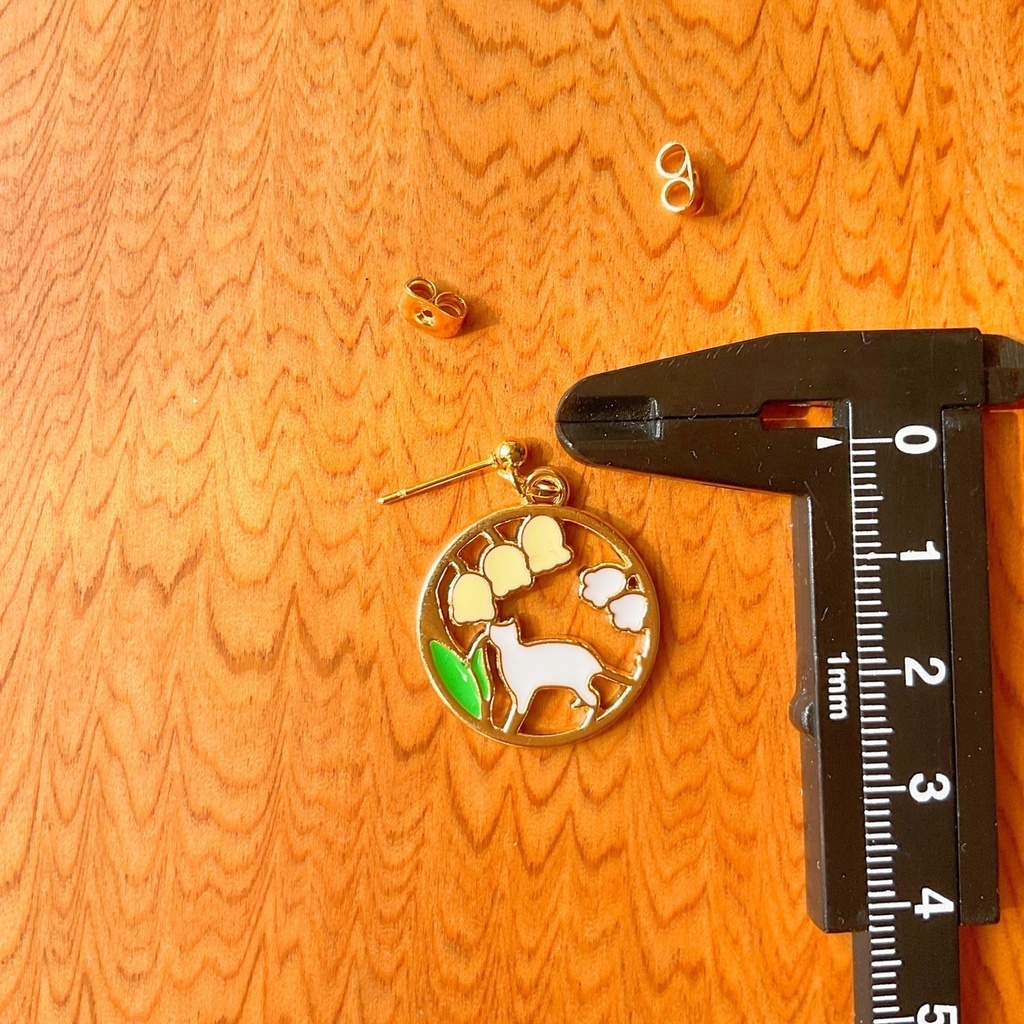猫と鈴蘭のピアス・イヤリング【金属アレルギー対応】