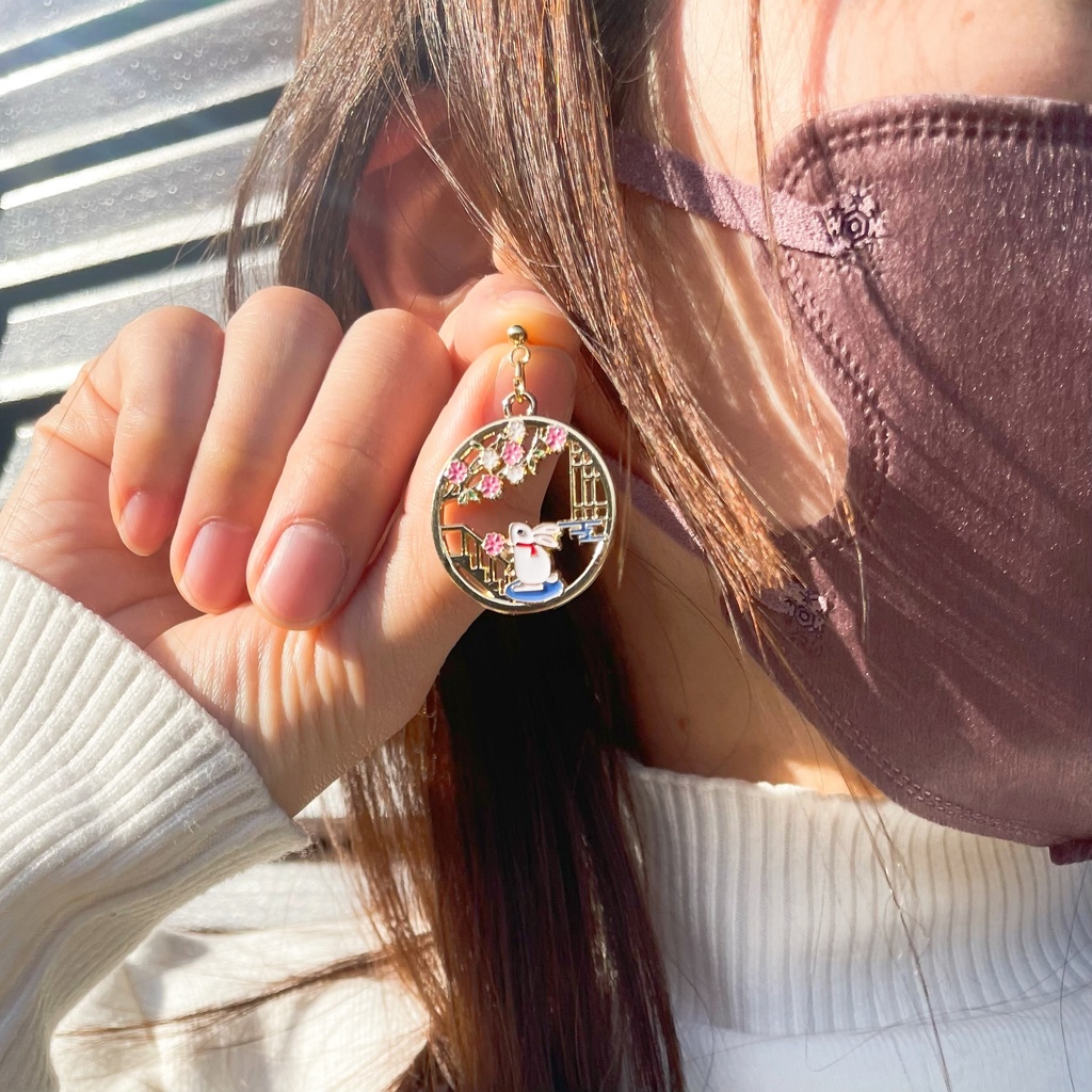 うさぎと桃の花のピアス・イヤリング【金属アレルギー対応】