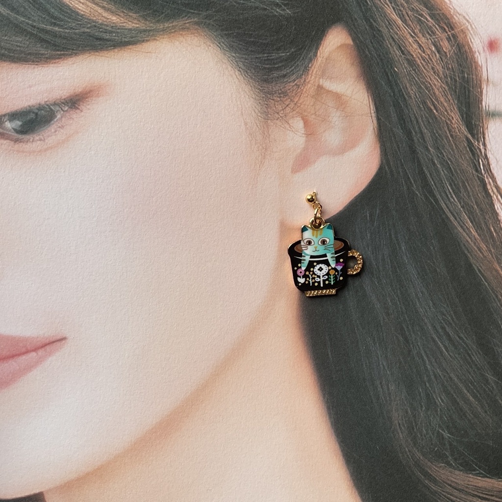 カップ猫のピアス・イヤリング【金属アレルギー対応】