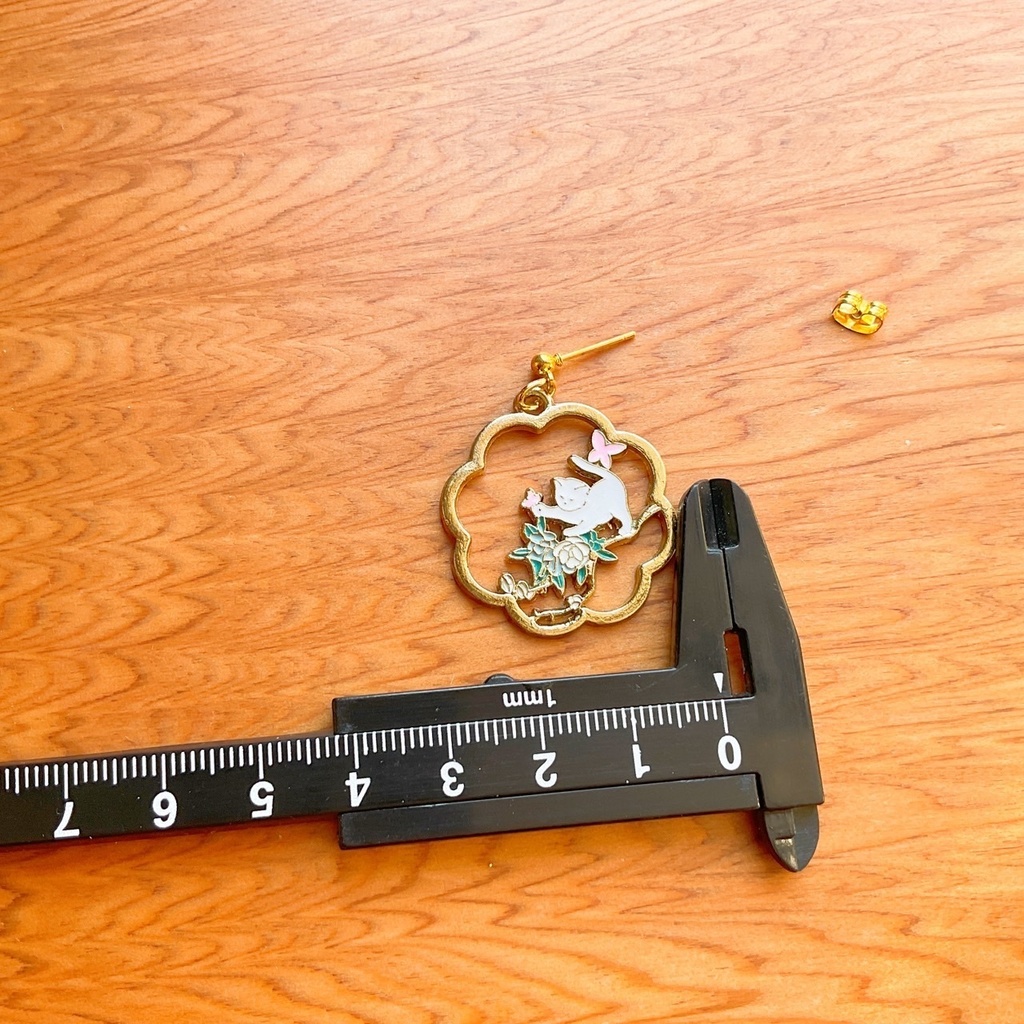 猫と蝶々のピアス・イヤリング【金属アレルギー対応】