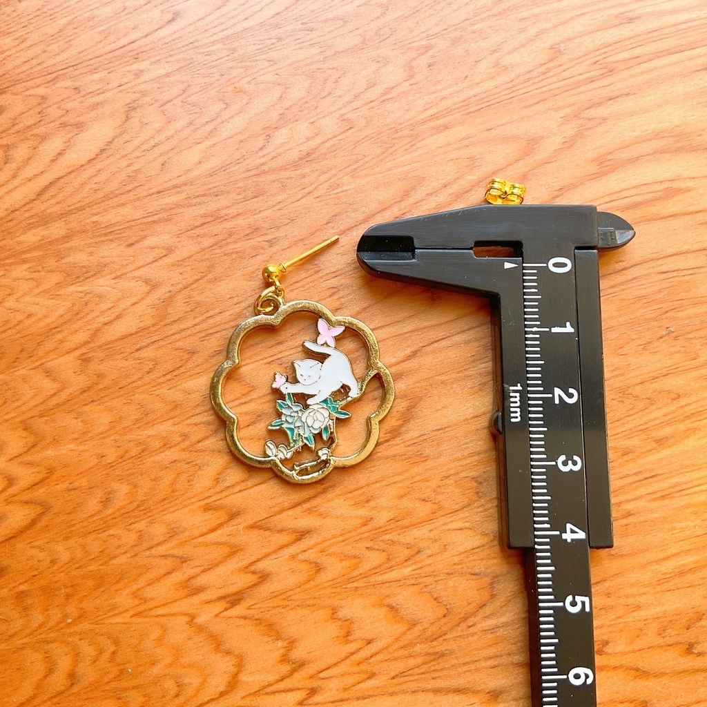 猫と蝶々のピアス・イヤリング【金属アレルギー対応】