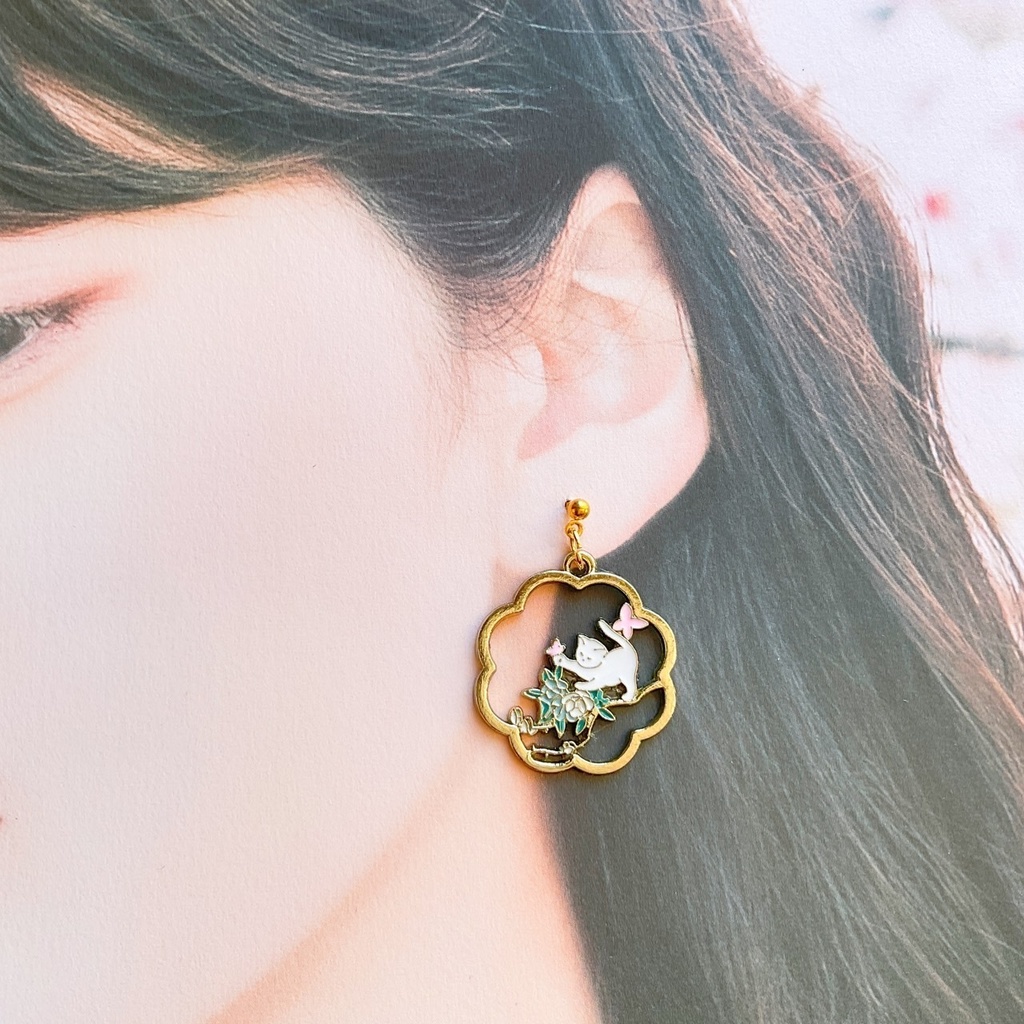猫と蝶々のピアス・イヤリング【金属アレルギー対応】