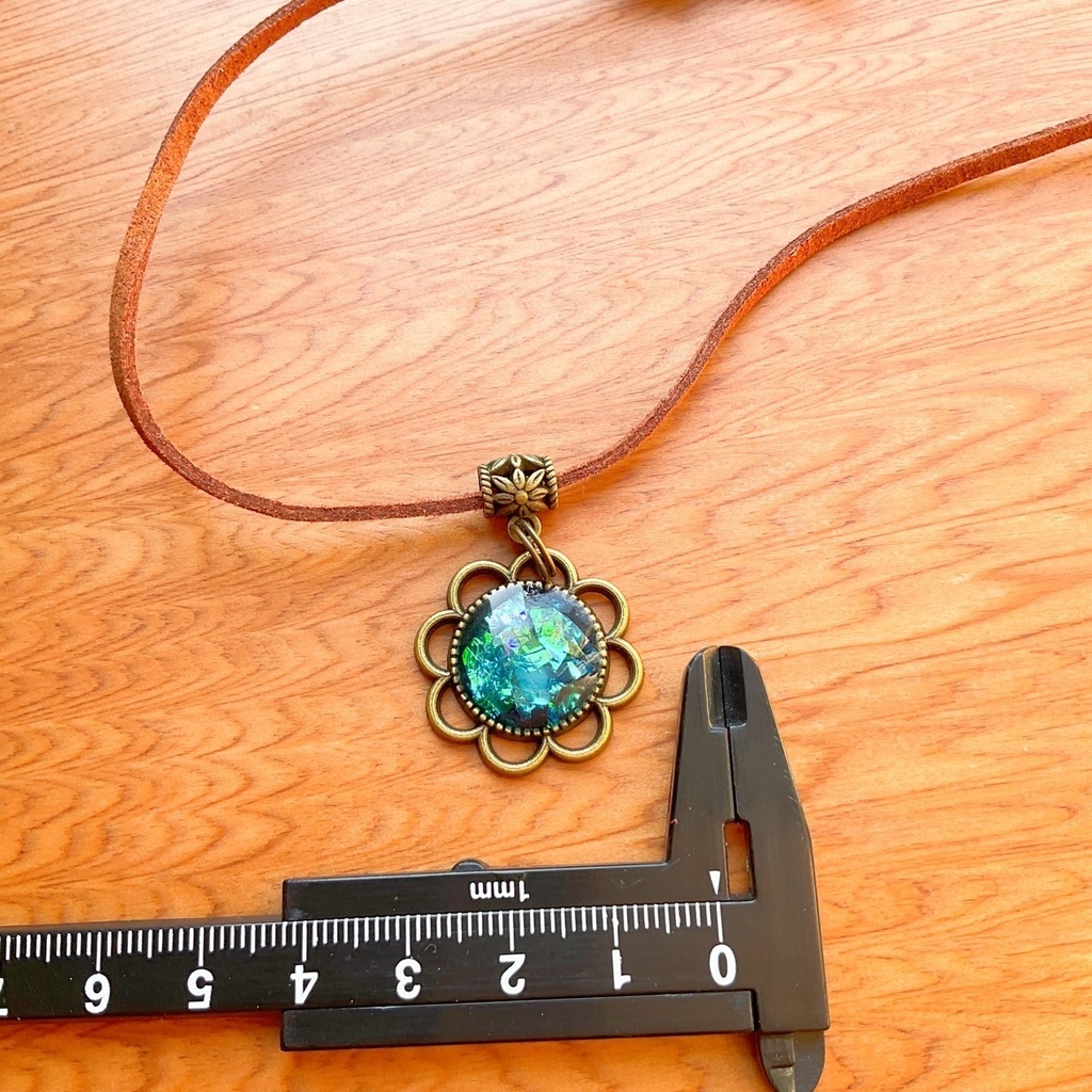 宝石図鑑のペンダント・チョーカー