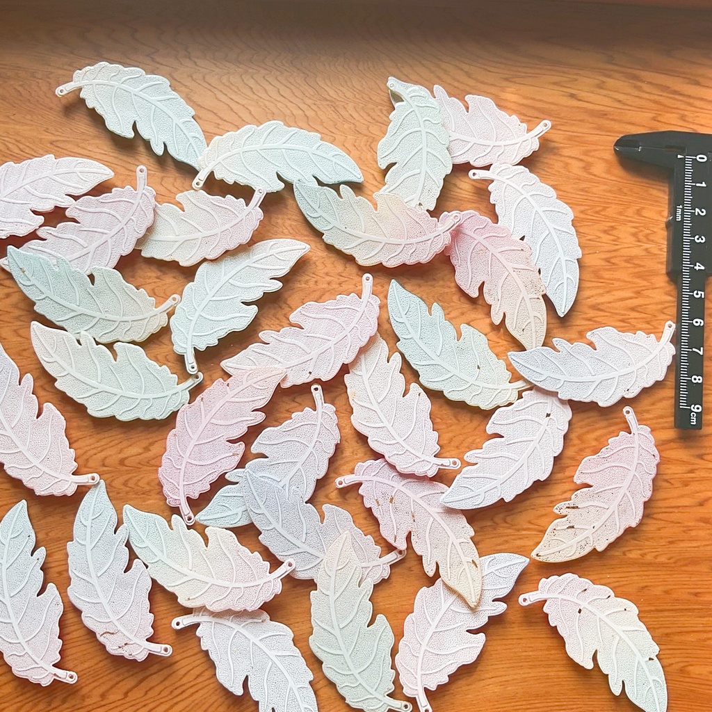 幻想葉のイヤリング・ピアス【金属アレルギー対応】