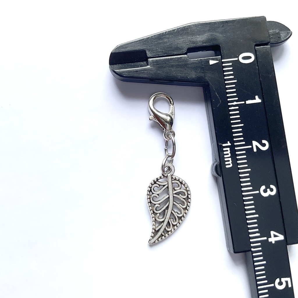 葉っぱの透かしのチャーム