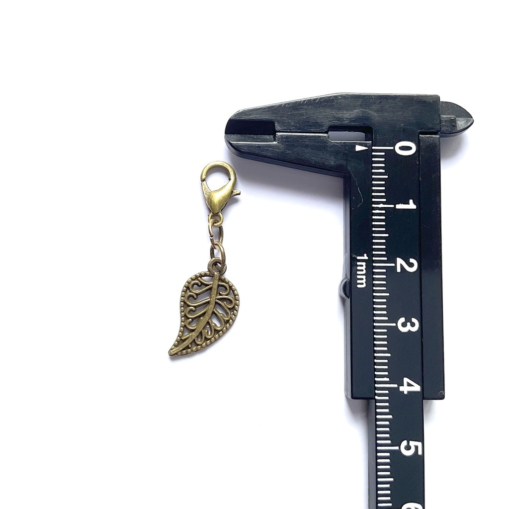 葉っぱの透かしのチャーム