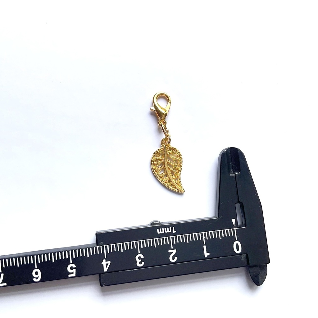 葉っぱの透かしのチャーム