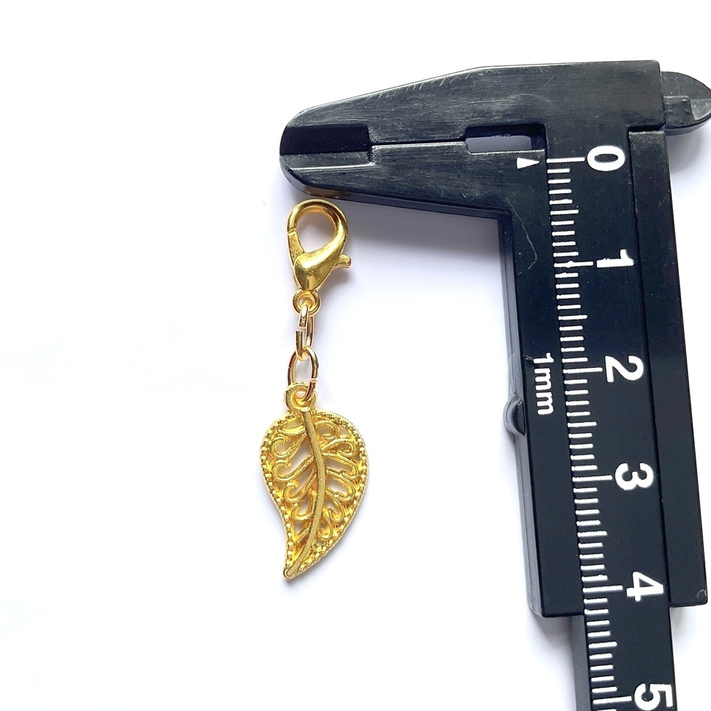 葉っぱの透かしのチャーム