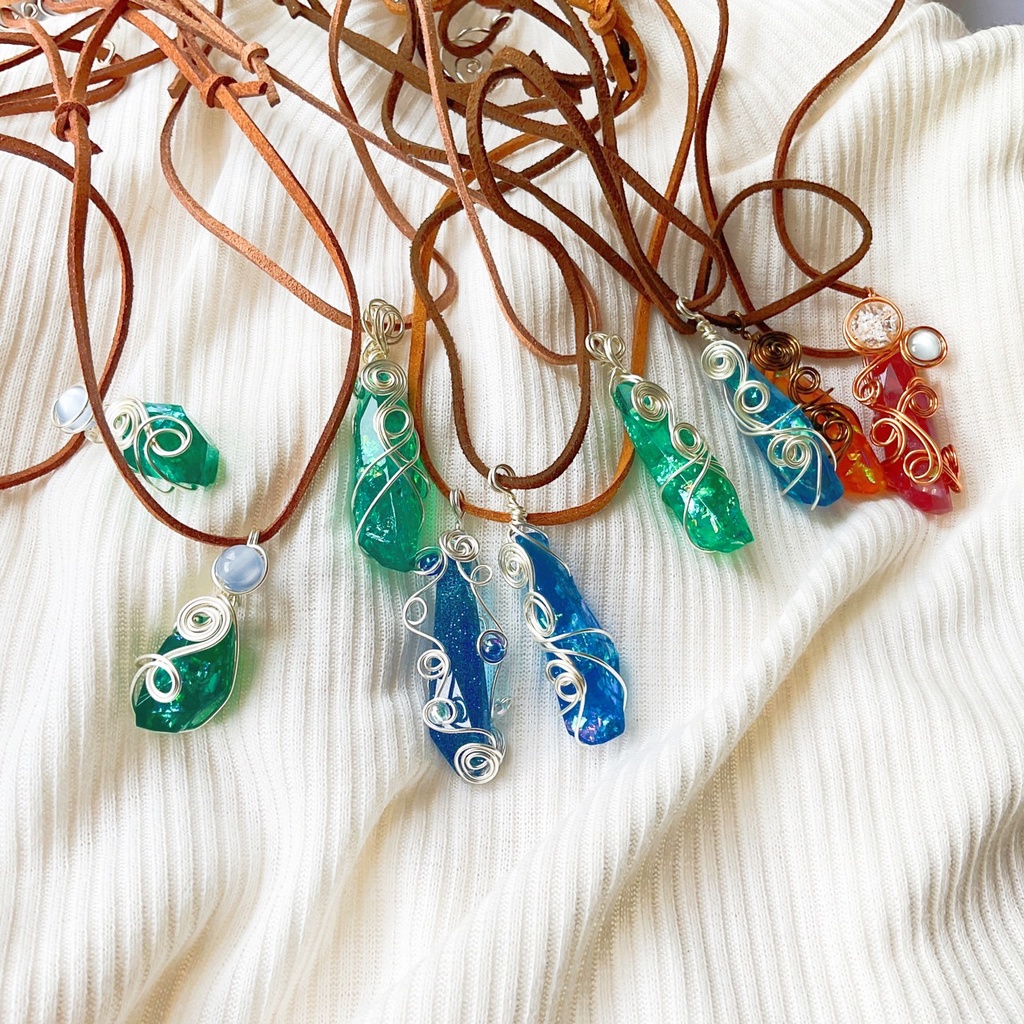 宝石のカケラペンダント