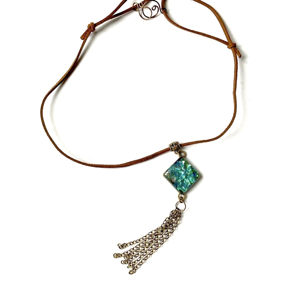 揺れるグリーンのペンダント