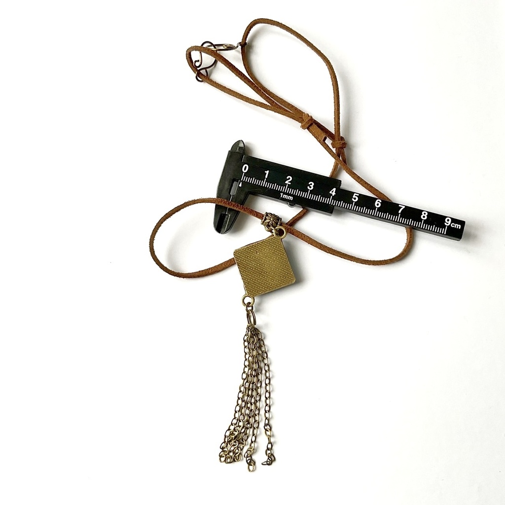 揺れるグリーンのペンダント