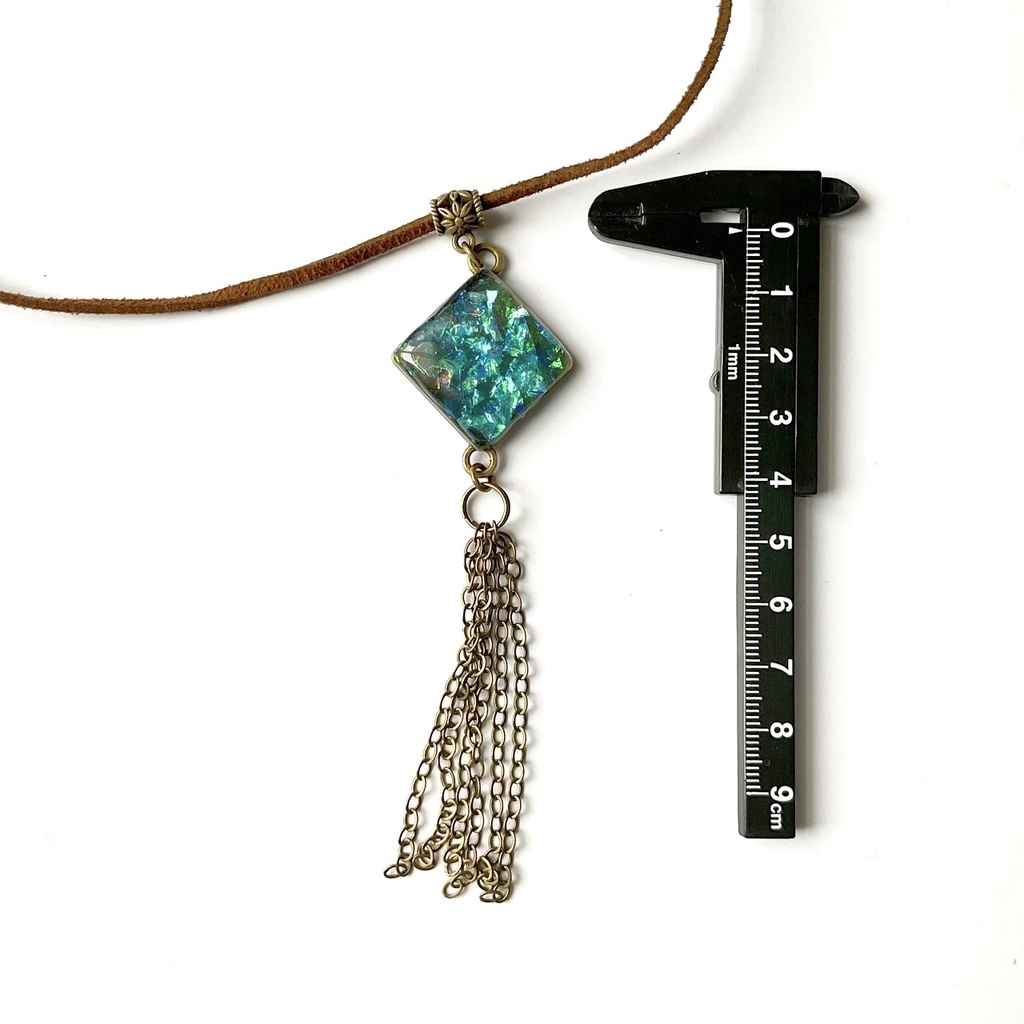 揺れるグリーンのペンダント