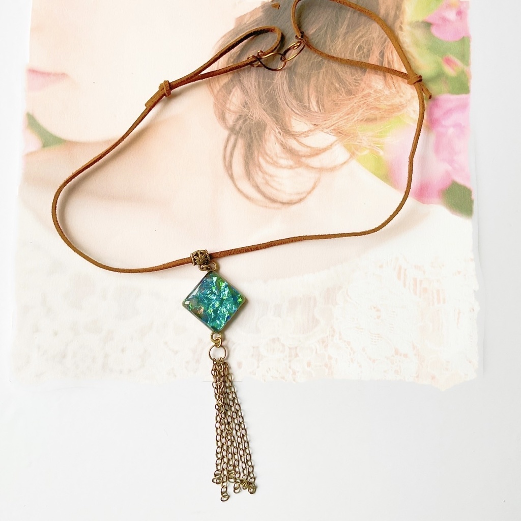 揺れるグリーンのペンダント