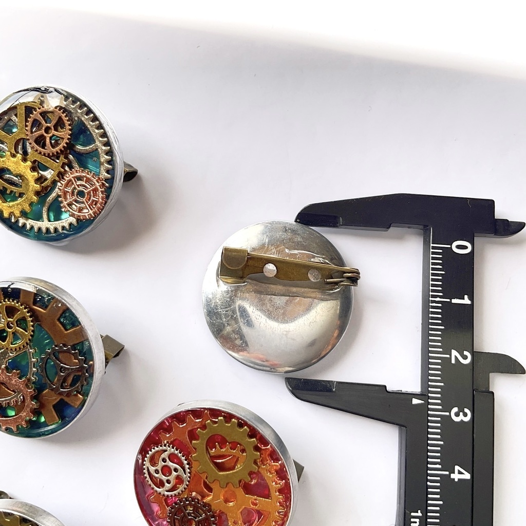 ちいさな歯車のブローチ