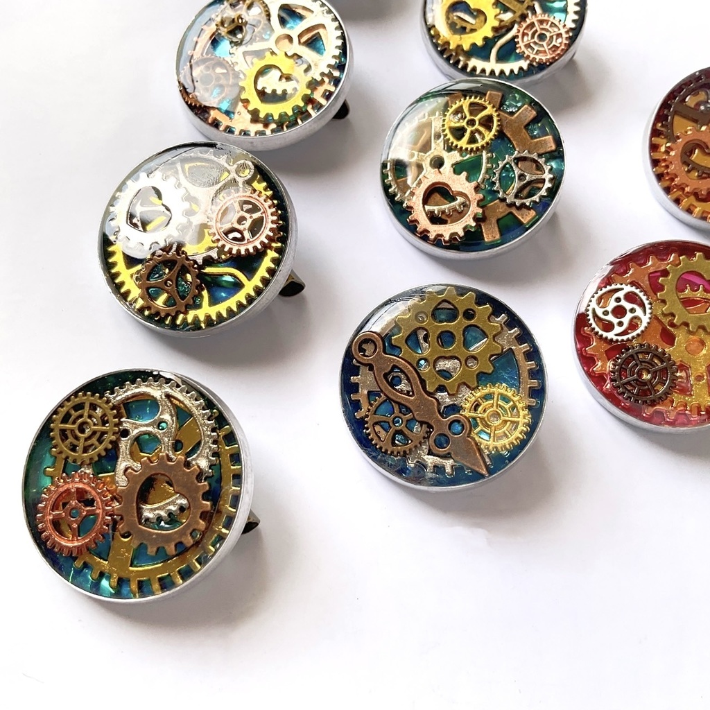 ちいさな歯車のブローチ