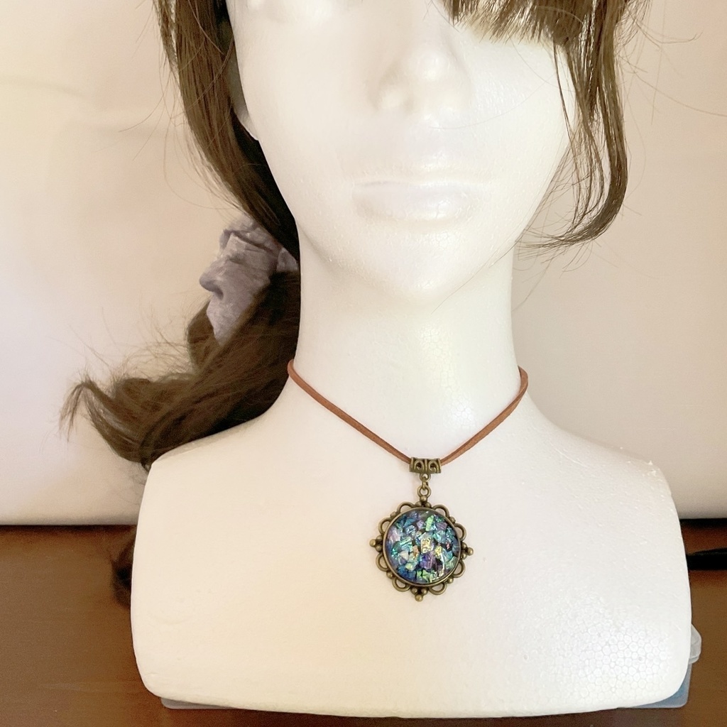 夜光貝のペンダント