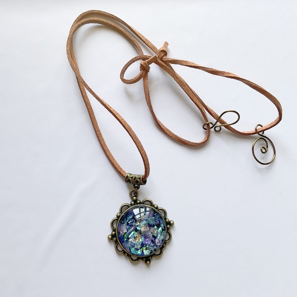 夜光貝のペンダント