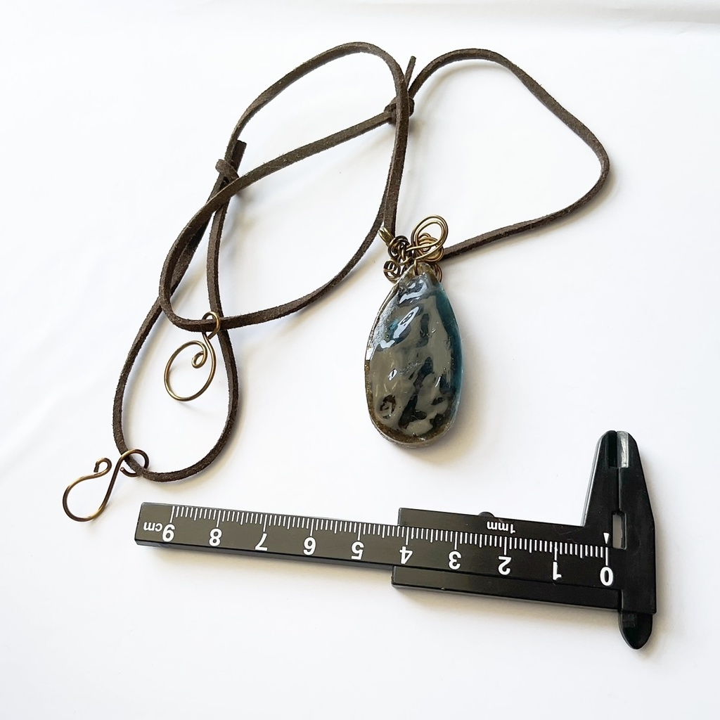 空を映す海のペンダント