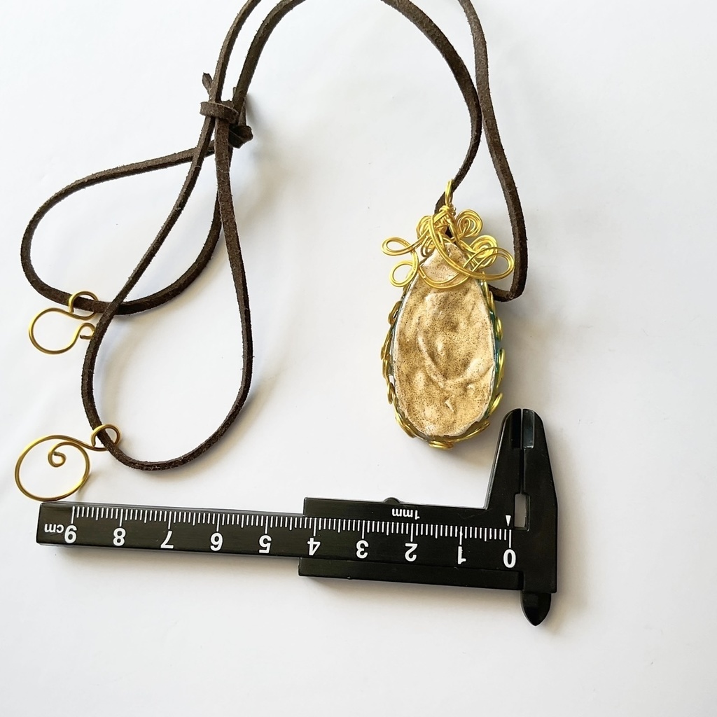 空を映す海のペンダント