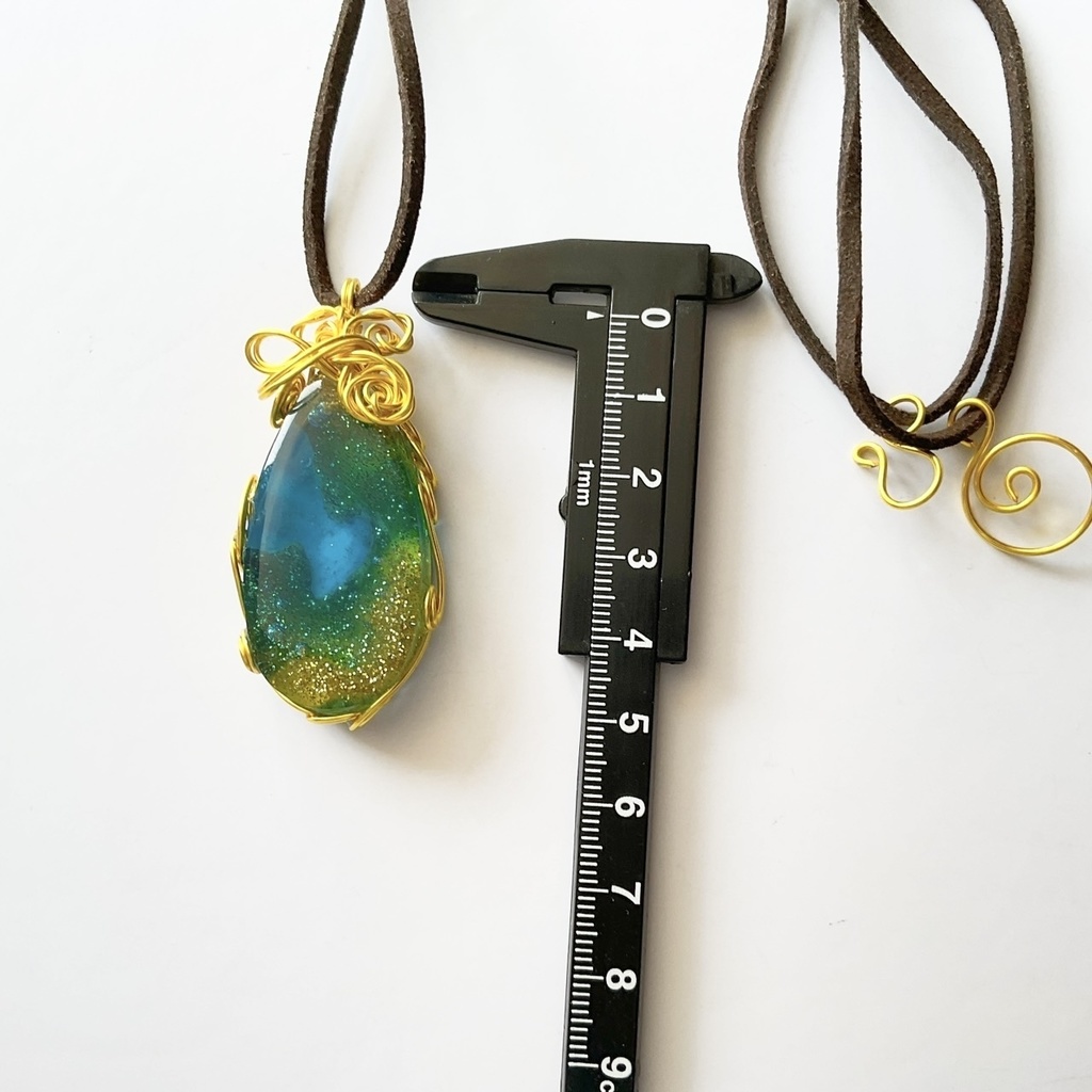 空を映す海のペンダント