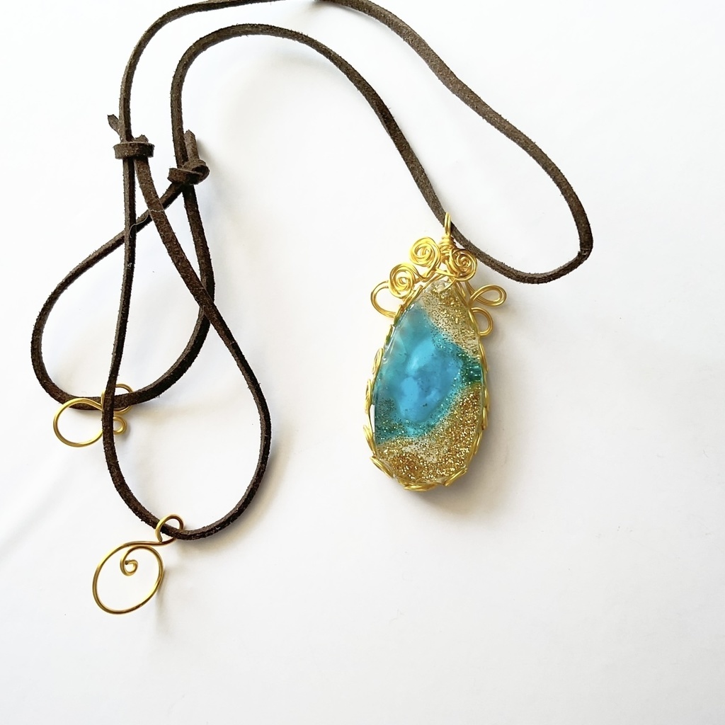 空を映す海のペンダント