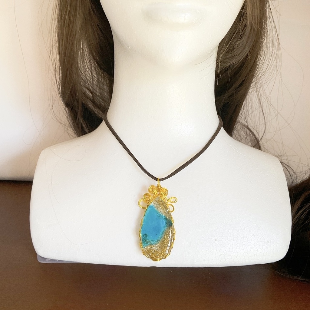 空を映す海のペンダント