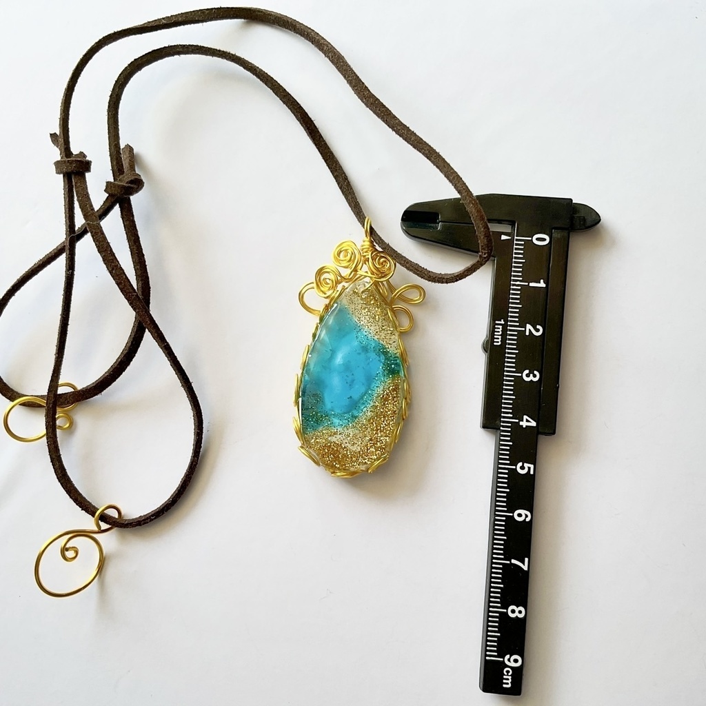 空を映す海のペンダント