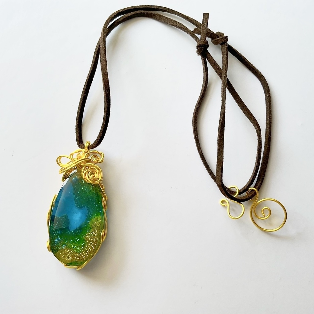 空を映す海のペンダント