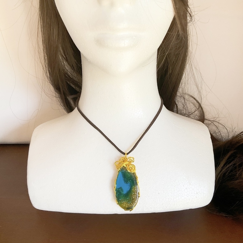 空を映す海のペンダント