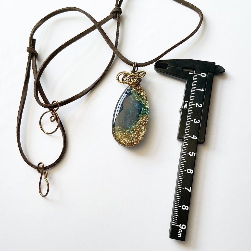 空を映す海のペンダント