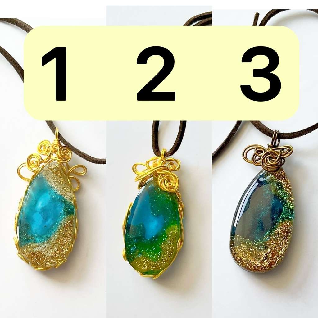 空を映す海のペンダント