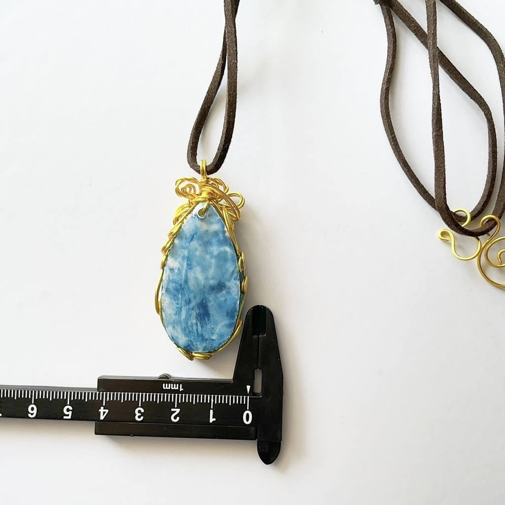 空を映す海のペンダント