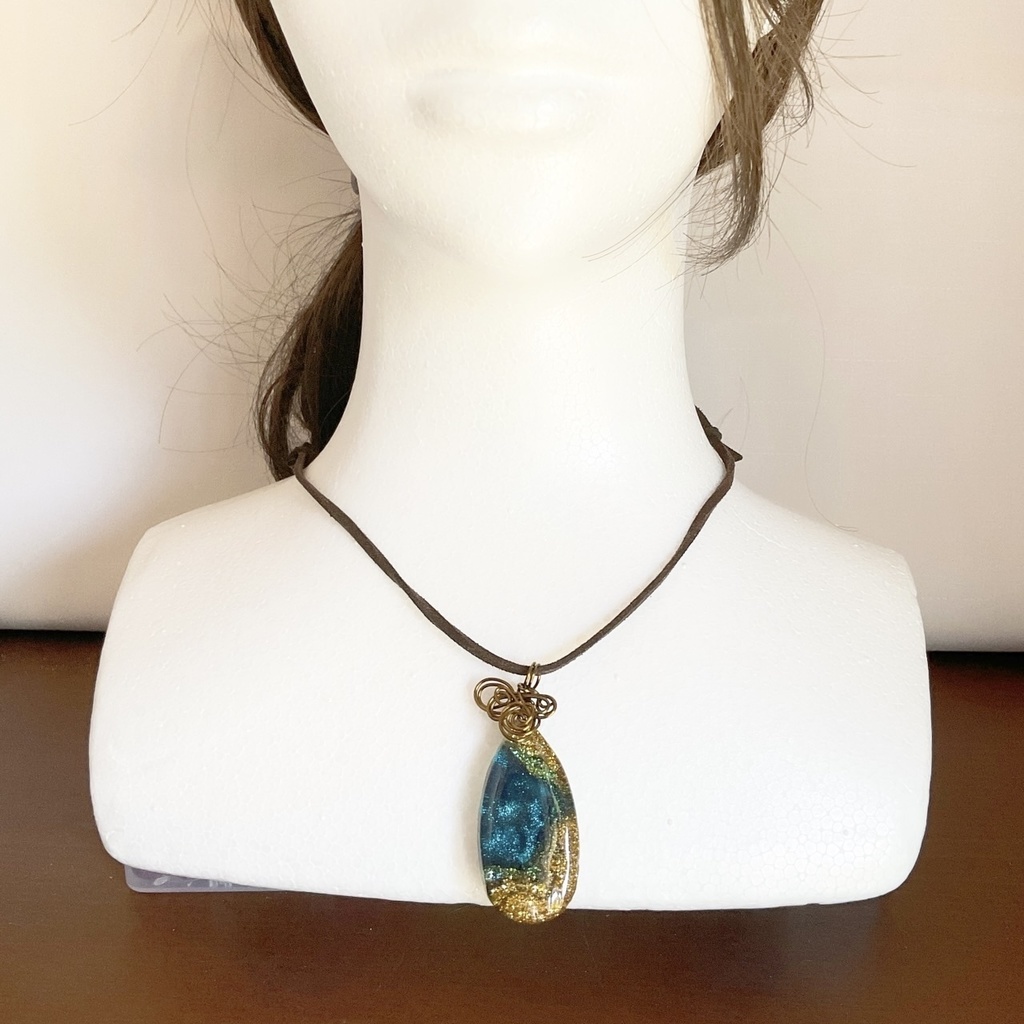 空を映す海のペンダント