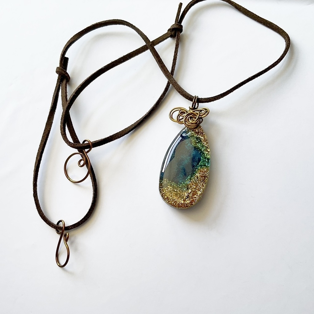 空を映す海のペンダント