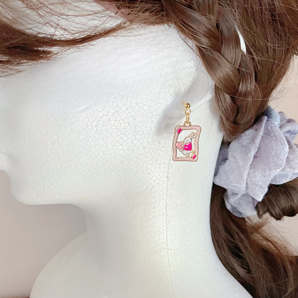 アリスのうさぎのピアス【イヤリング変更可】