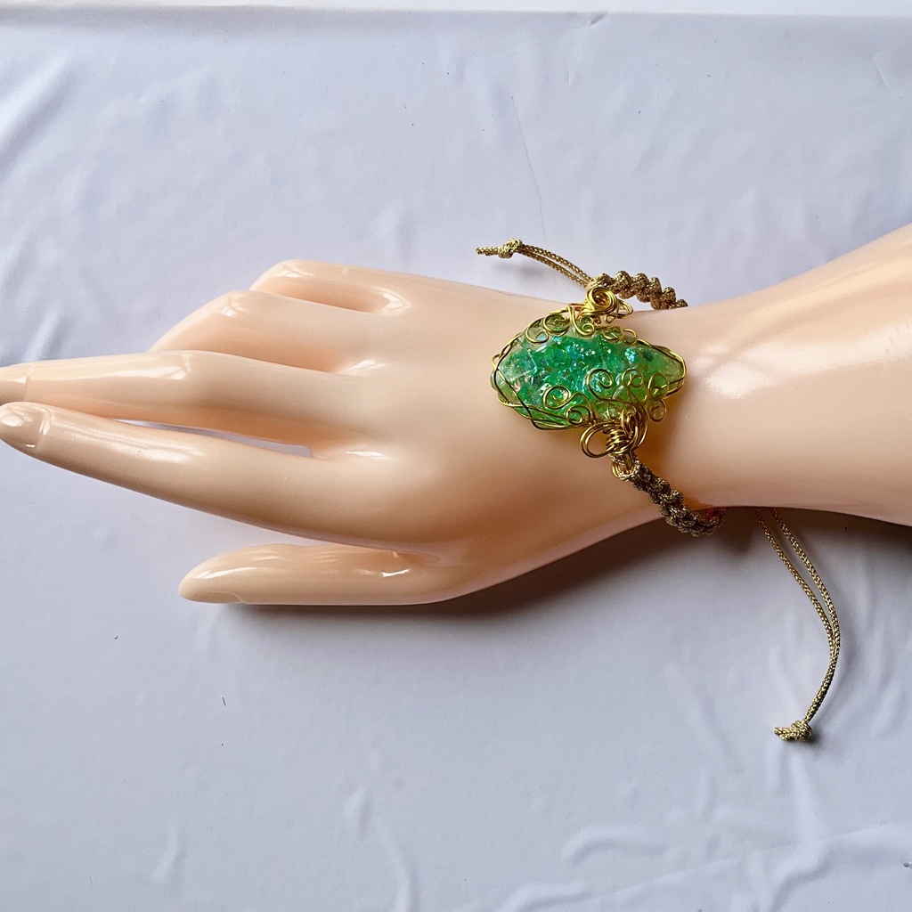 ワイヤーに包まれた宝石ブレスレット