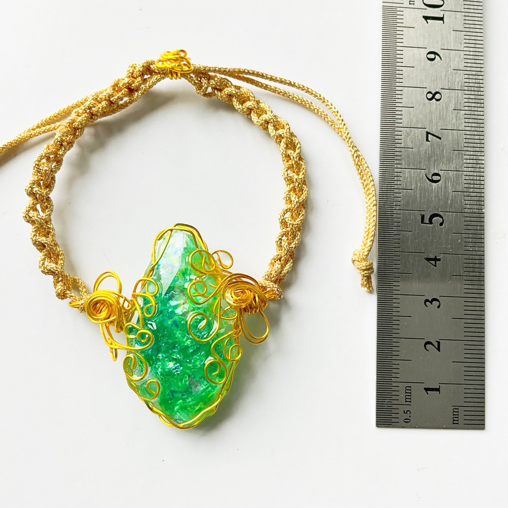 ワイヤーに包まれた宝石ブレスレット