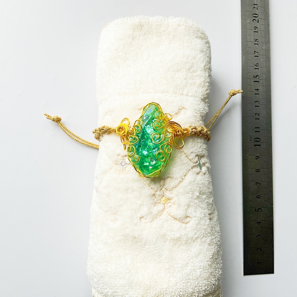 ワイヤーに包まれた宝石ブレスレット