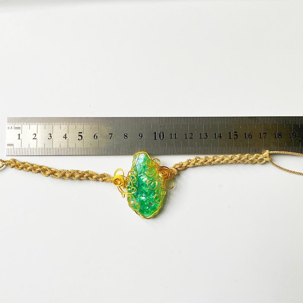 ワイヤーに包まれた宝石ブレスレット