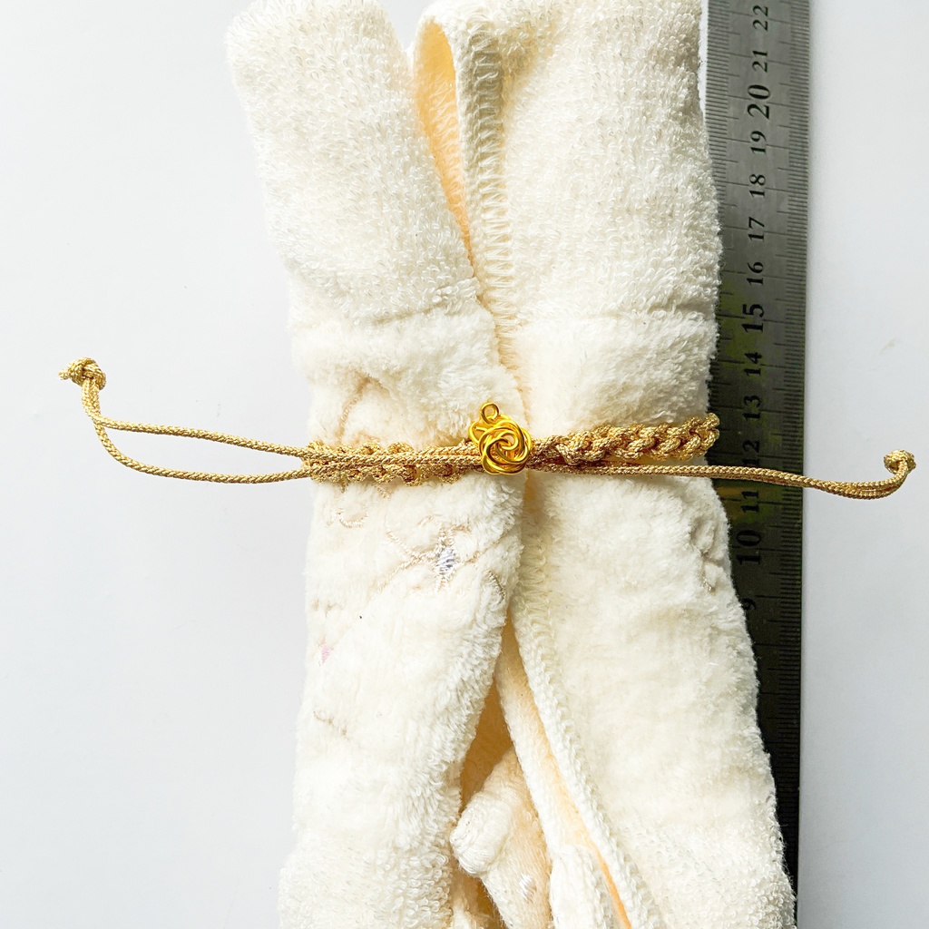 ワイヤーに包まれた宝石ブレスレット