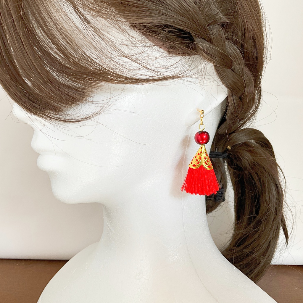 華やかさを纏うタッセルピアス