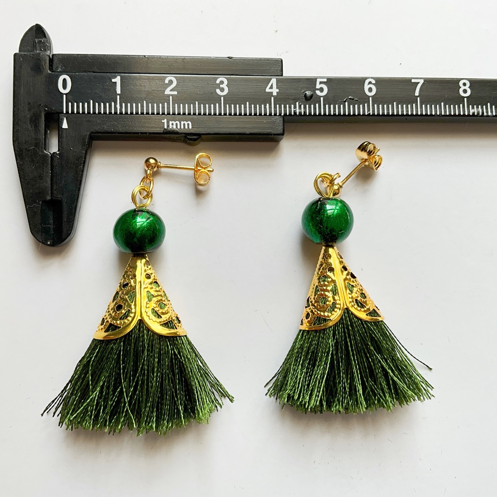 華やかさを纏うタッセルピアス