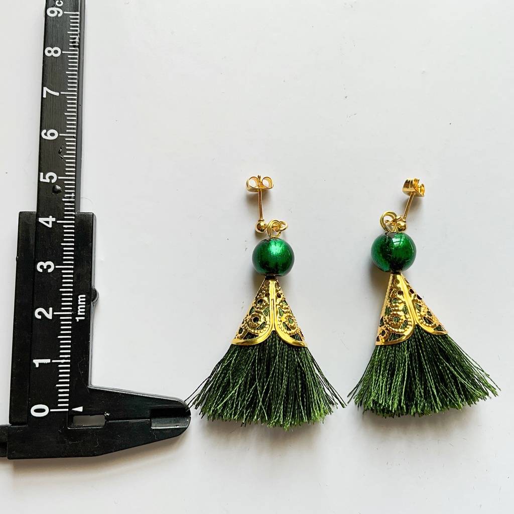 華やかさを纏うタッセルピアス